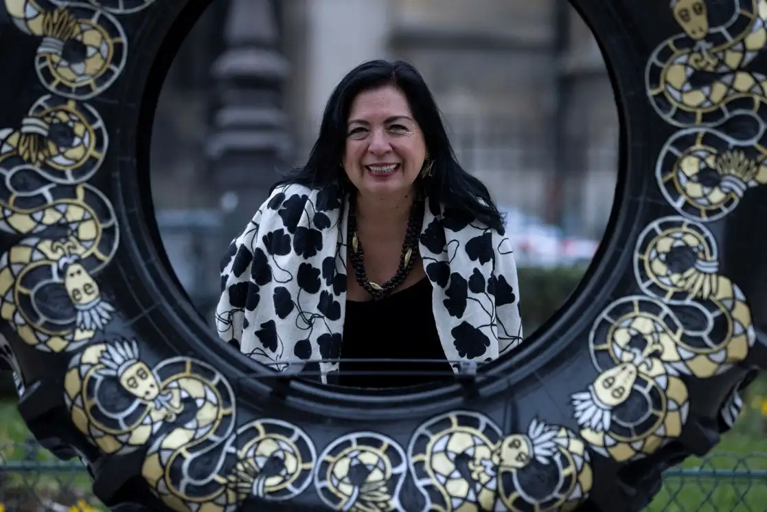 La artista visual mexicana Betsabeé Romero posa junto a una de las piezas que conforma "El regreso de los soles", en París, Francia. Foto Afp