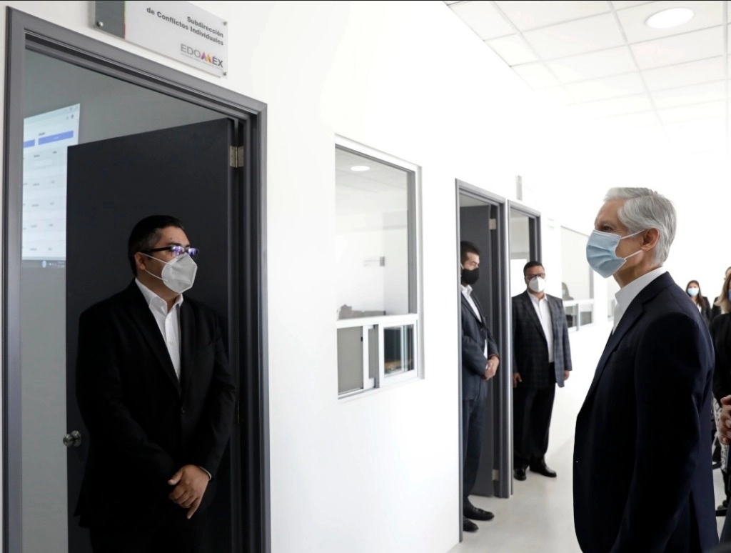 El gobernador del Estado de México, Alfredo del Mazo, inauguró las oficinas de la nueva instancia para impartir justicia laboral en Toluca, el 12 de noviembre de 2020. Foto tomada de Twitter @alfredodelmazo