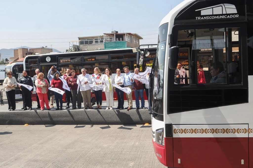 La gobernadora dio el banderazo de salida a los nuevos vehículos. Foto Edomex