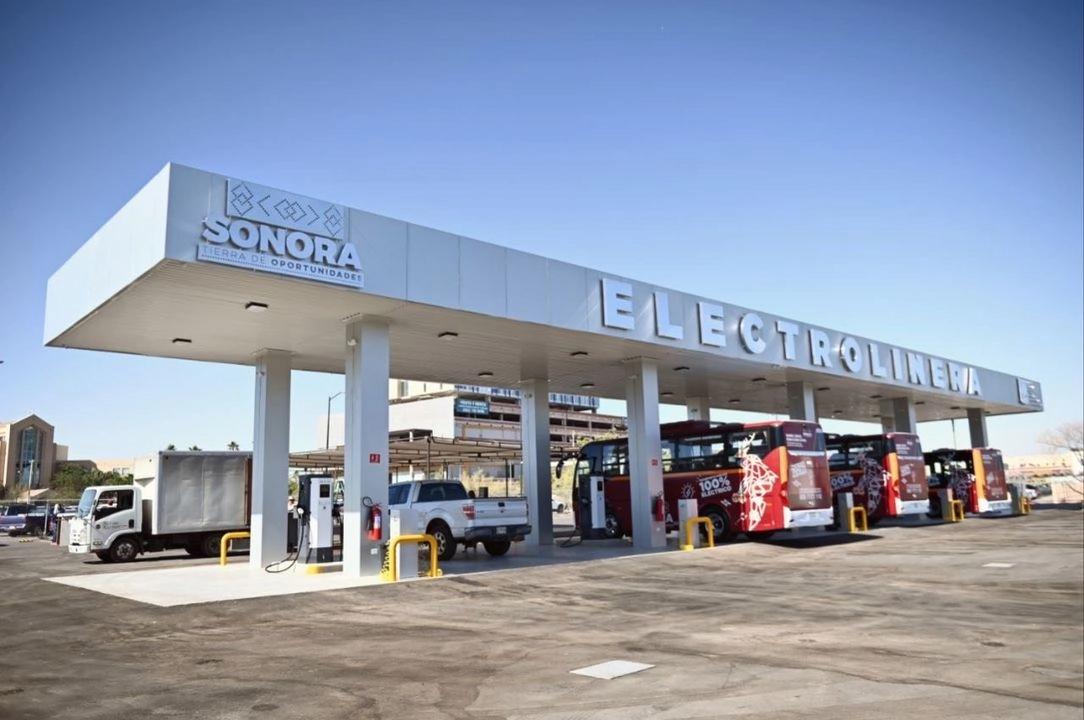 El gobernador Alfonso Durazo encabezó la apertura de esta estación, equipada con cinco cargadores rápidos dobles, subestación eléctrica, cuarto de máquinas, oficinas, baños, caseta de vigilancia y techumbre. Foto 