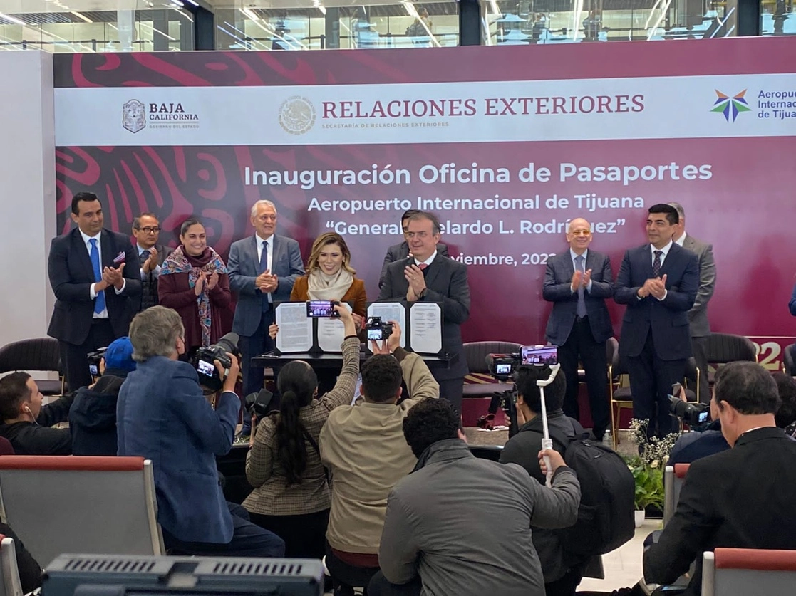 l secretario de Relaciones Exteriores, Marcelo Ebrard, y la gobernadora de Baja California, Marina del Pilar, inauguraron la segunda oficina de pasaportes en Tijuana, el 29 de noviembre de 2022. Foto Omar Martínez / La Jornada Baja California
