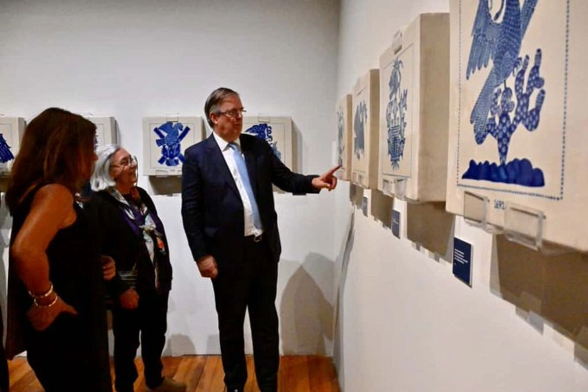 El titular de Economía, Marcelo Ebrard durante la inauguración de la exposición “Alas de Talavera” de Angélica Moreno en el Museo de la Ciudad de México. Foto tomada de la cuenta de X 