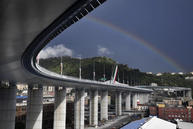 Italia inauguró el nuevo puente de Génova, dos años después de que se derrumbara el antiguo dejando 43 muertos. Foto Afp 