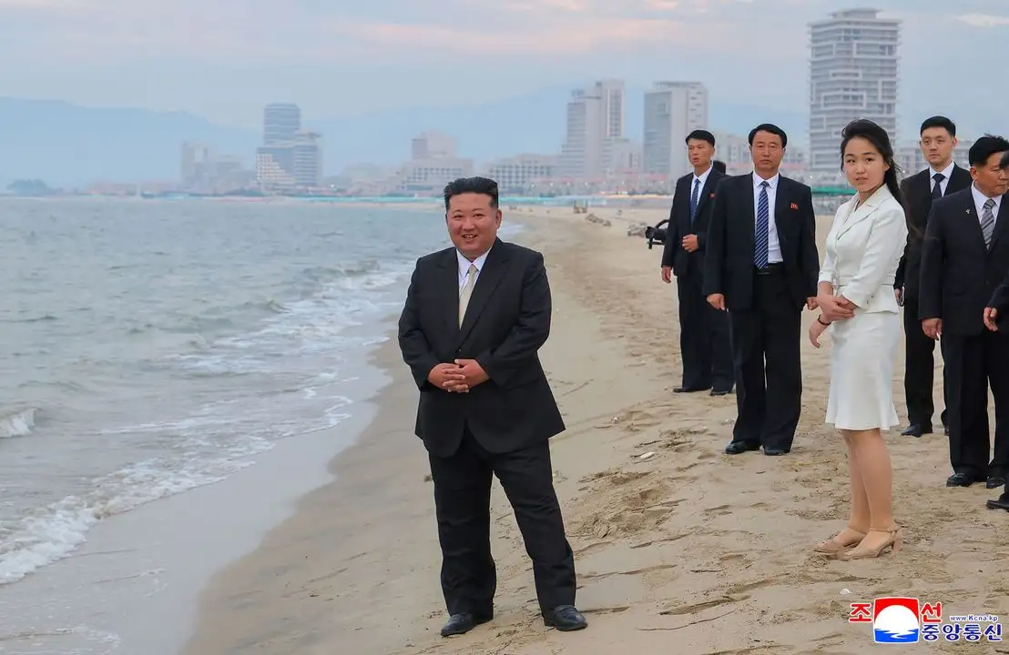 Esta fotografía, tomada el 24 de junio de 2025 y publicada por la Agencia Central de Noticias de Corea del Norte (KCNA) el 26 de junio de 2025, muestra al líder norcoreano Kim Jong Un (izq.) y a su hija Kim Ju Ae (al frente, der.) visitando la zona turística costera de Wonsan Kalma, en la provincia de Kangwon, Corea del Norte. Foto