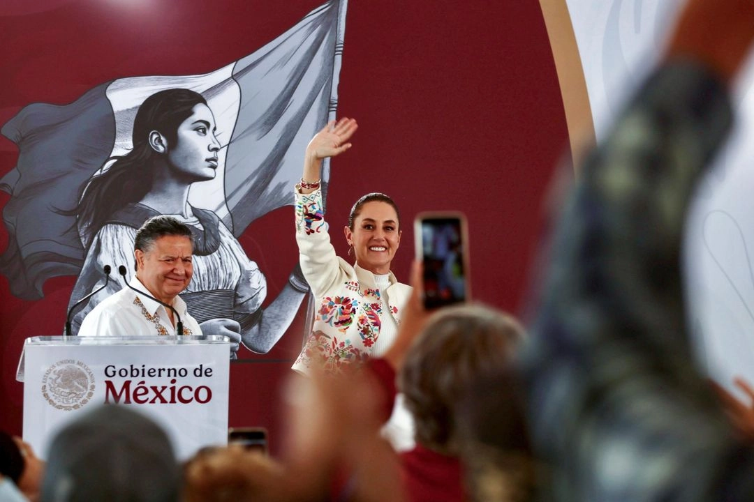 “No sólo damos continuidad a las obras carreteras que inicio el presidente López Obrador, a nuestro gobierno y a mucho orgullo somos la continuidad de lo que él inició en nuestro país”, señaló la jefa del Ejecutivo. Foto