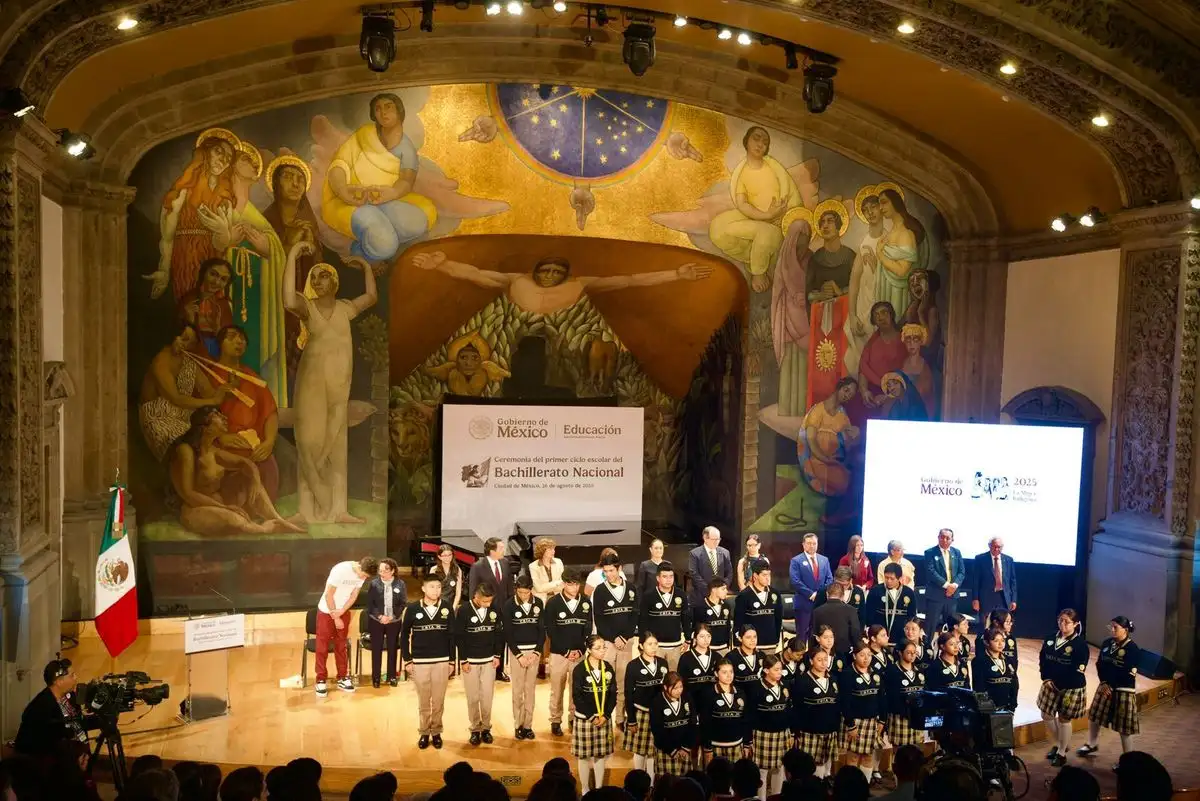 La presidenta Claudia Sheibaum asiste a la ceremonia del Primer Ciclo Escolar del Bachillerato Nacional, realizada en el Anfiteatro Simón Bolívar, en la Ciudad de México, el 26 de agosto de 2025. 