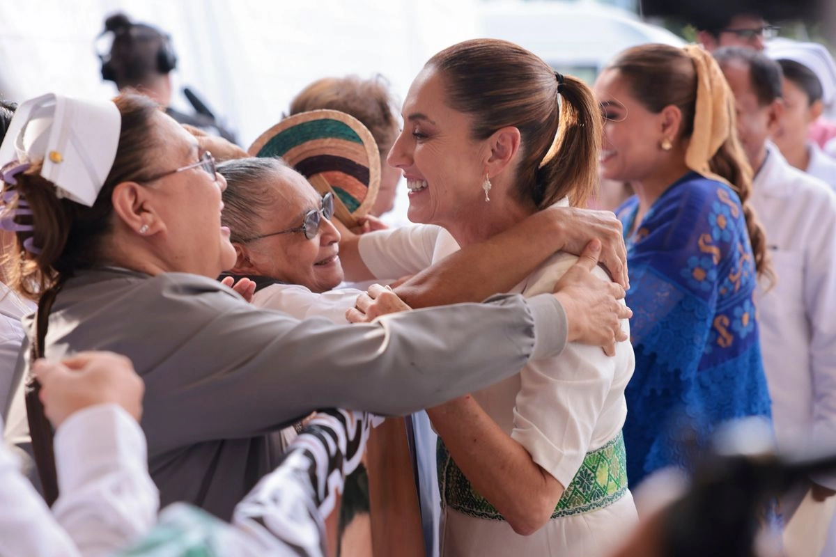 La presidenta Claudia Sheinbaum saluda a personal de salud durante la inauguración del Hospital Regional de Alta Especialidad ISSSTE. Foto 