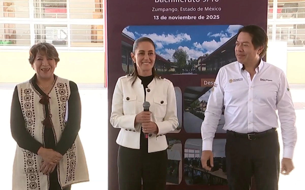 La gobernadora del estado de México, Delfina Gómez; la presidenta Claudia Sheinbaum y el secretario de Educación, Mario Delgado. 