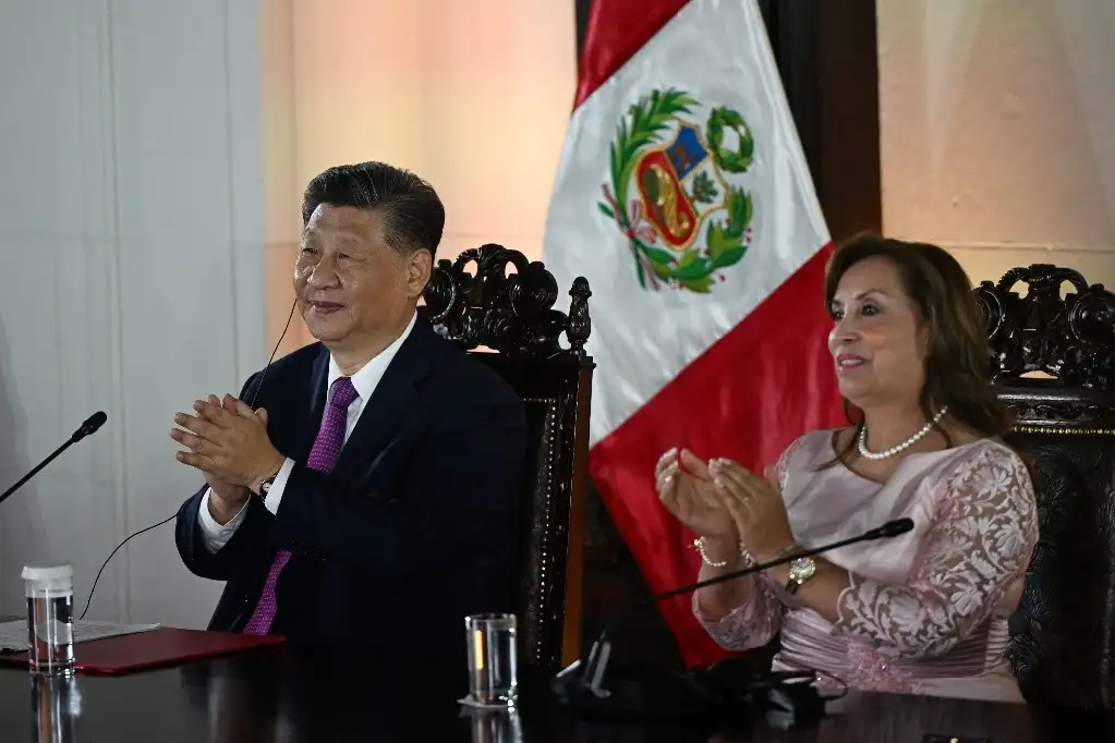 El presidente chino Xi Jinping y la mandataria peruana Dina Boluarte durante el acto iaugural del megapuerto de Chancay, en Lima. Foto Afp.