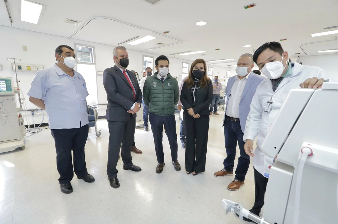 El director general del IMSS, Zoé Robledo, en compañía del gobernador Alfredo Ramírez durante la inauguración del Centro de Hemodiálisis del Hospital General Zona 83 Camelinas en Morelia, el 8 de mayo de 2022. Foto tomada del Twitter de @GobMichoacan