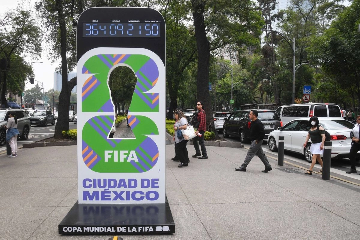 Consultada en su conferencia de prensa diaria sobre si la inauguración del mundial se mantiene en México, respondió: “Claro que sí, ¿Quién nos lo va a quitar?. No hay nada … va a ser aquí en el Azteca.