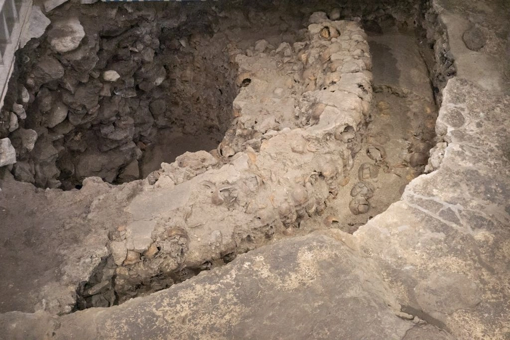 Cráneos y restos del Huey Tzompantli de Tenochtitlán son parte de la exhibición “Ventanas Arqueológicas”, la cual permite conocer los vestigios de Tenochtitlán, en la calle República de Guatemala #24 en el Centro Histórico de la Ciudad de México. Fotos Pablo Ramos