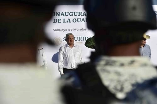 Andrés Manuel López Obrador aseguró ayer que ya hay más del doble de guardias que policías federales en el sexenio pasado. Foto Presidencia