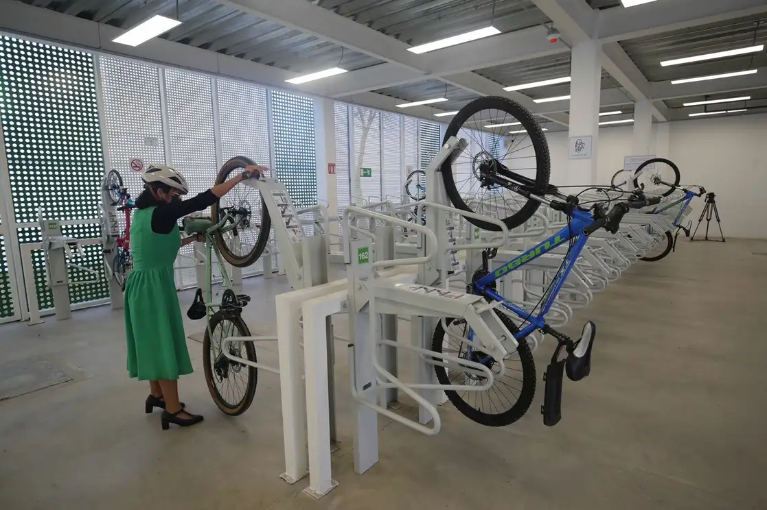 El Biciestacionamiento Masivo Escuadrón 201 con capacidad para resguardar 200 bicicletas, permite la conexión con las estaciones del mismo nombre del Metrobús y Metro, el 22 de septiembre de 2021. Foto Luis Castillo
