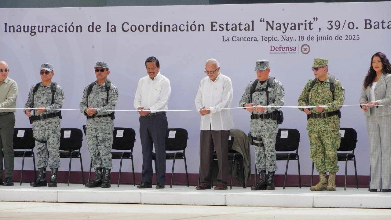 Al acto, estuvo encabezado por el gobernador Miguel Angel Navarro Quintero y el general Hernán Cortés Hernández. Foto 