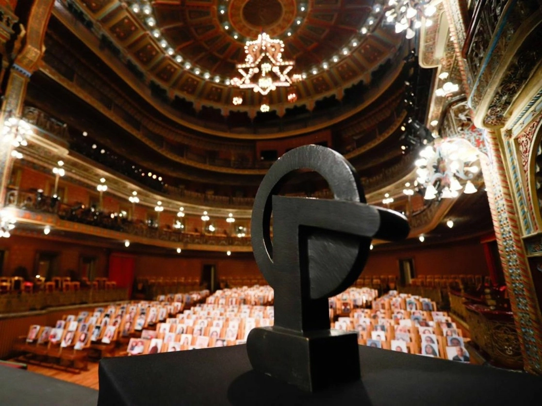 Para que el público fuera parte de manera simbólica de la edición 48 del Festival Internacional Cervantino, en las butacas del Teatro Juárez se colocaron fotografías que personas enviaron a los organizadores. En primer plano, la Presea Cervantina hecha por el artista plástico Vicente Rojo. Foto cortesía del FIC

