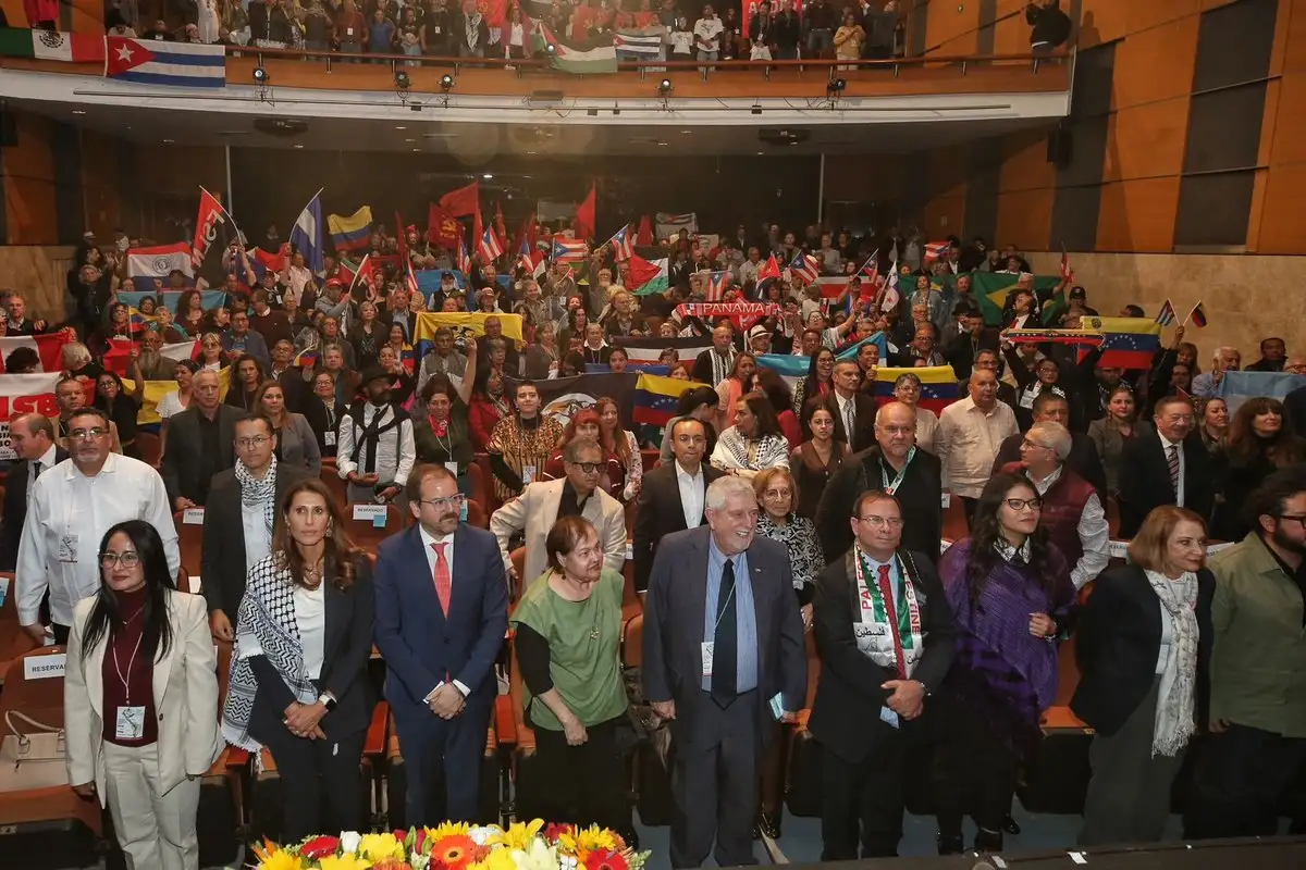 En un auditorio colmado de banderas latinoamericanas y con un enérgico rechazo al bloqueo impuesto a Cuba por Estados Unidos, fue inaugurado este jueves el Noveno Encuentro Continental de Solidaridad con Cuba en el Teatro de las Artes del Centro Nacional de las Artes (Cenart). Foto