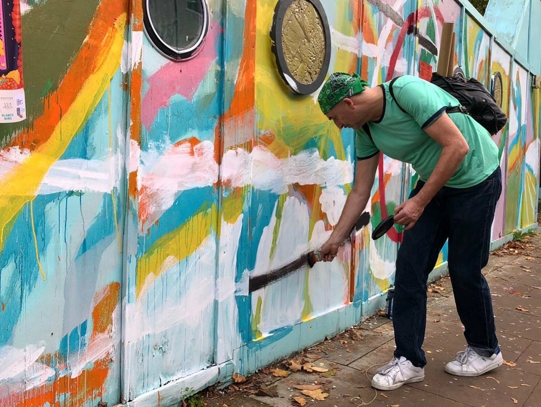 El artista durante los trabajos en el mural. Foto @CarlWJonesUKMX1