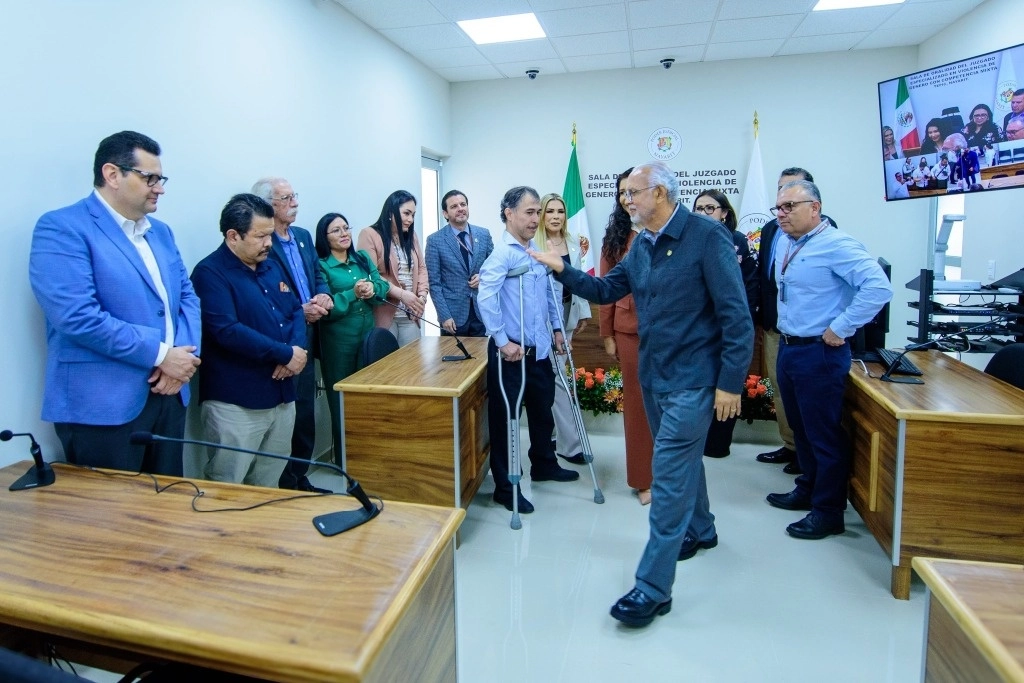 Acompañado de la magistrada presidenta del Tribunal Superior de Justicia y del Consejo de la Judicatura de Nayarit, Aracely Avalos Lemus, el mandatario señaló que el nuevo juzgado es " un espacio que proporcionará vías y procedimientos judiciales especializados para que las mujeres y sus familias que enfrentan violencia tengan un acceso más ágil y efectivo a la justicia". Foto La Jornada
