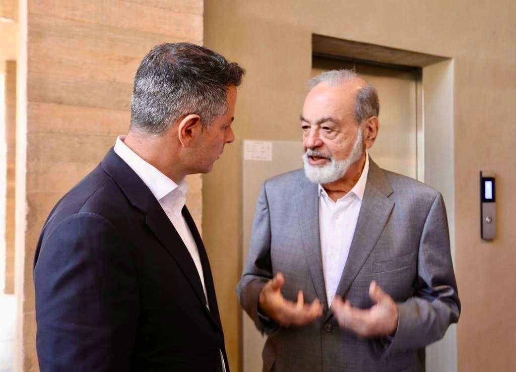 El gobernador de Oaxaca, Alejandro Murat Hinojosa, y el empresario Carlos Slim Helú conversan durante la inauguración del Centro Cultural Álvaro Carrillo, en la capital del estado. Foto Jorge A. Pérez Alfonso