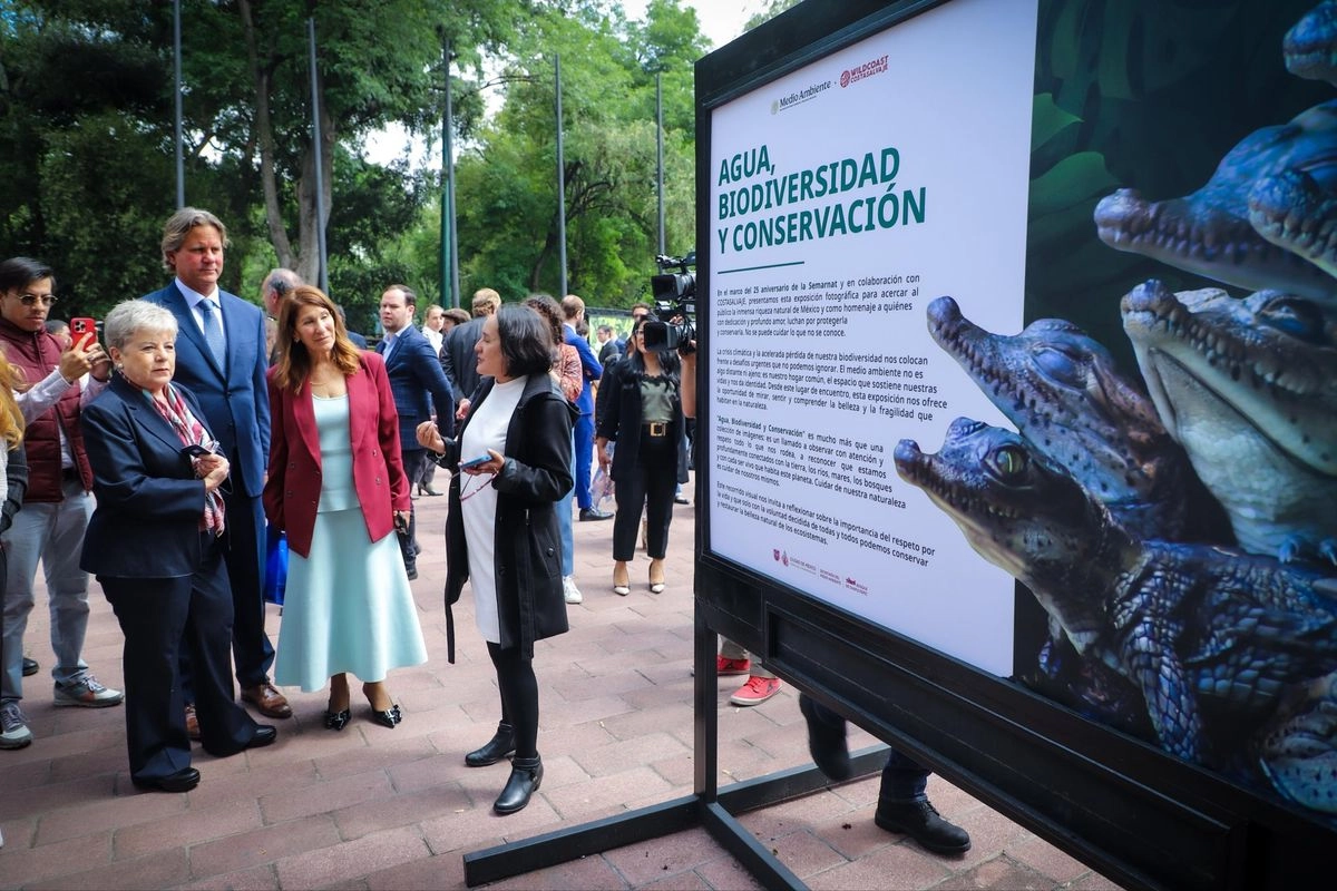 La titular de Semarnat, Alicia Bárcena durante la inauguración de la exposición fotográfica "Agua, Biodiversidad y Conservación", en el Bosque de Chapultepec. Foto tomada de la cuenta de X 