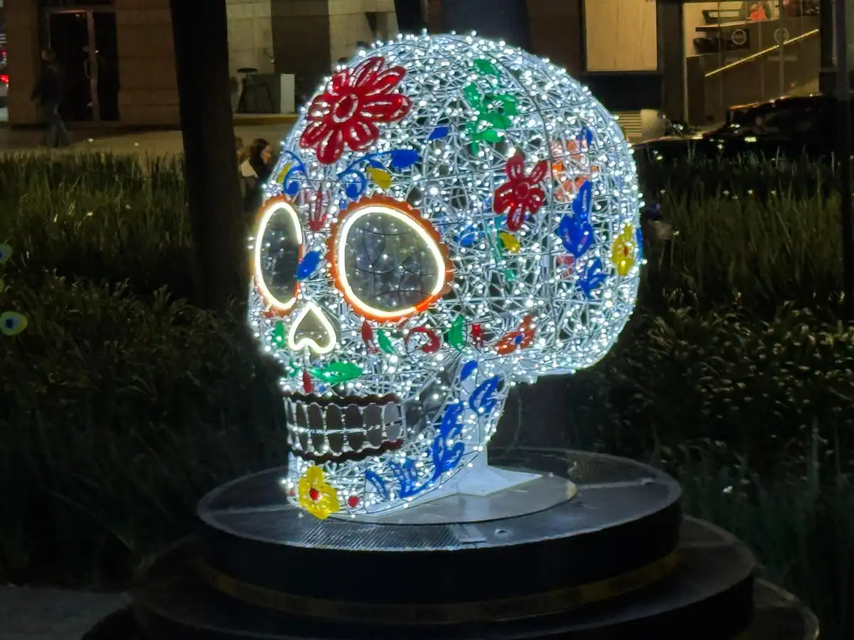 Entre otras imágenes también se puedeapreciar a una catrina monumental. Foto