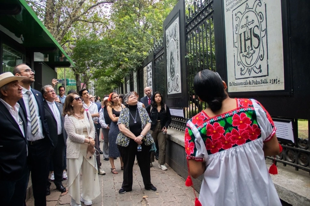 Ayer se inauguró la exposición en las rejas del Bosque de Chapultepec por los 80 años de la Universidad Iberoamericana y los Jesuitas. Foto Cuartoscuro