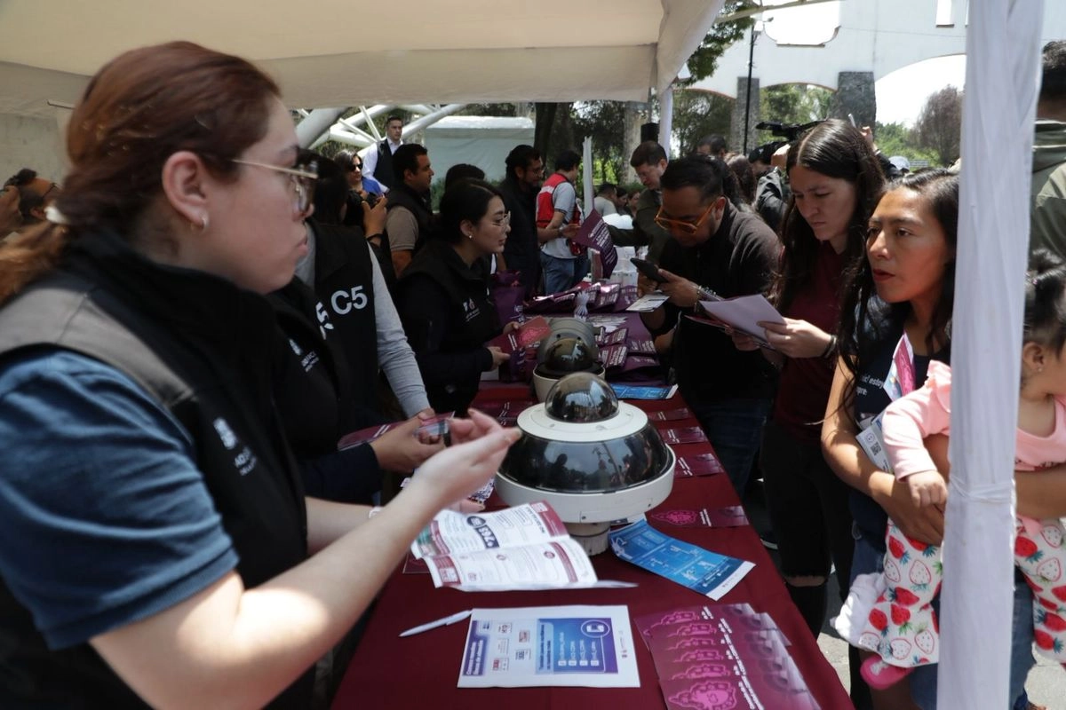 La Secretaría de Seguridad Ciudadana, la Fiscalía General de Justicia CDMX y otros organismos realizaron la inauguración de la Feria Comercial por tu Seguridad, enfocada en la prevención del robo de vehículos, motocicletas y la venta ilegal de autopartes, en la Alameda Sur, en la Ciudad de México, el 9 de agosto de 2025. Foto