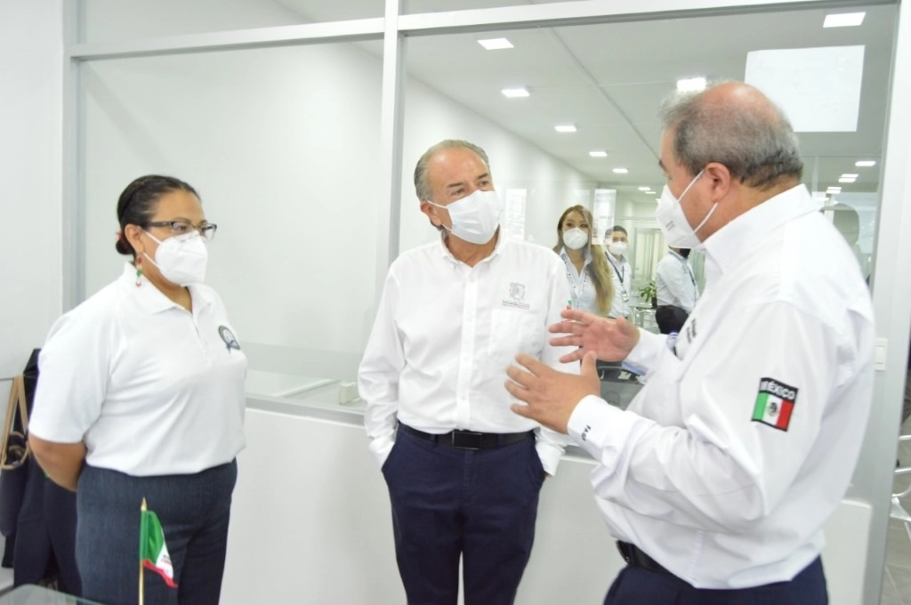 Juan Manuel Carreas López (centro) en la inauguración del nuevo edificio de la Fiscalía Especializada en Materia de Derechos Humanos. Foto La Jornada