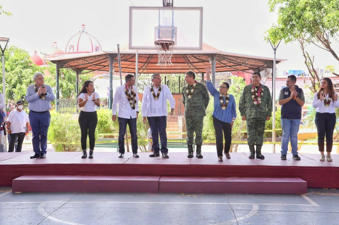 Los funcionarios durante la inauguración. Foto del twitter de Rosa Icela Rodríguez