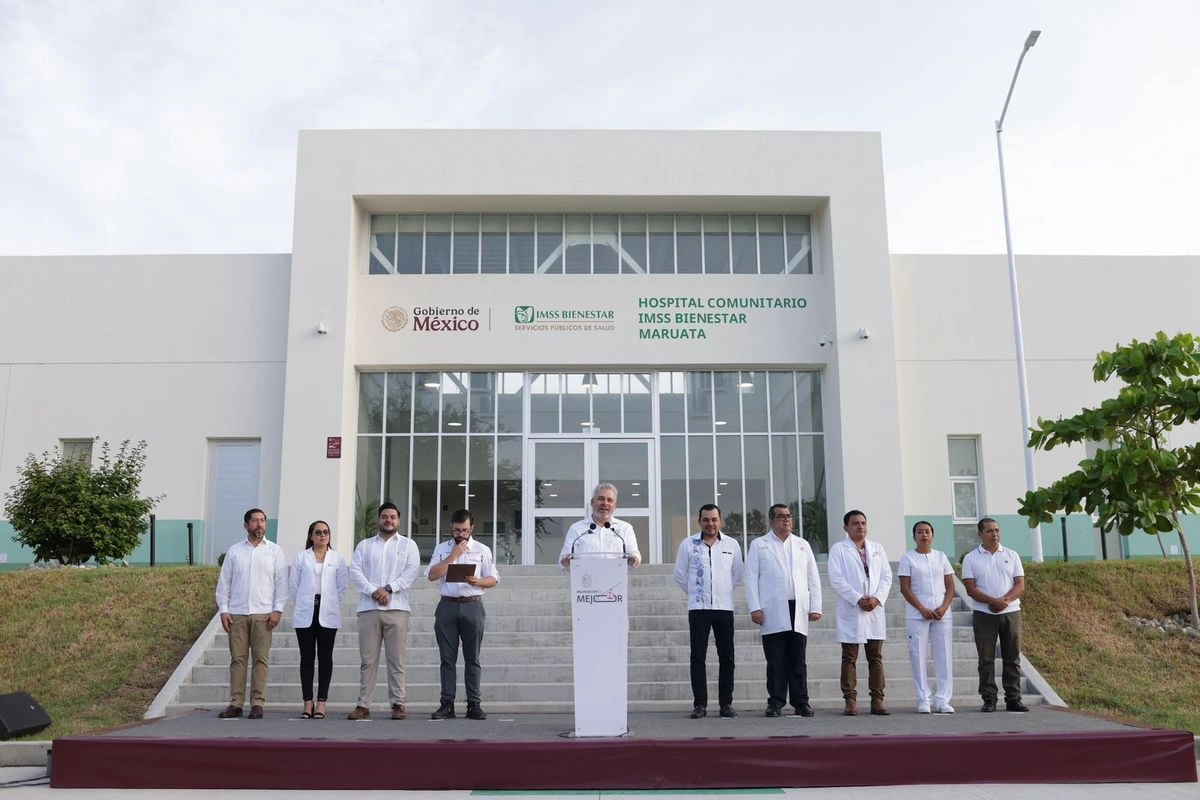 El gobernador de Michoacán, Alfredo Ramírez Bedolla, inauguró el hospital del IMSS Bienestar en la región de Maurata, municipio de Aquila. Foto tomada de 