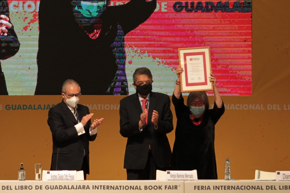 Diamela Eltit, galardonada con el premio FIL de Literatura y Lenguas Romances, con el escritor Sergio Ramírez y el Secretario General de Gobierno de Jalisco, Enrique Ibarra Pedroza. Foto Arturo Campos Cedillo