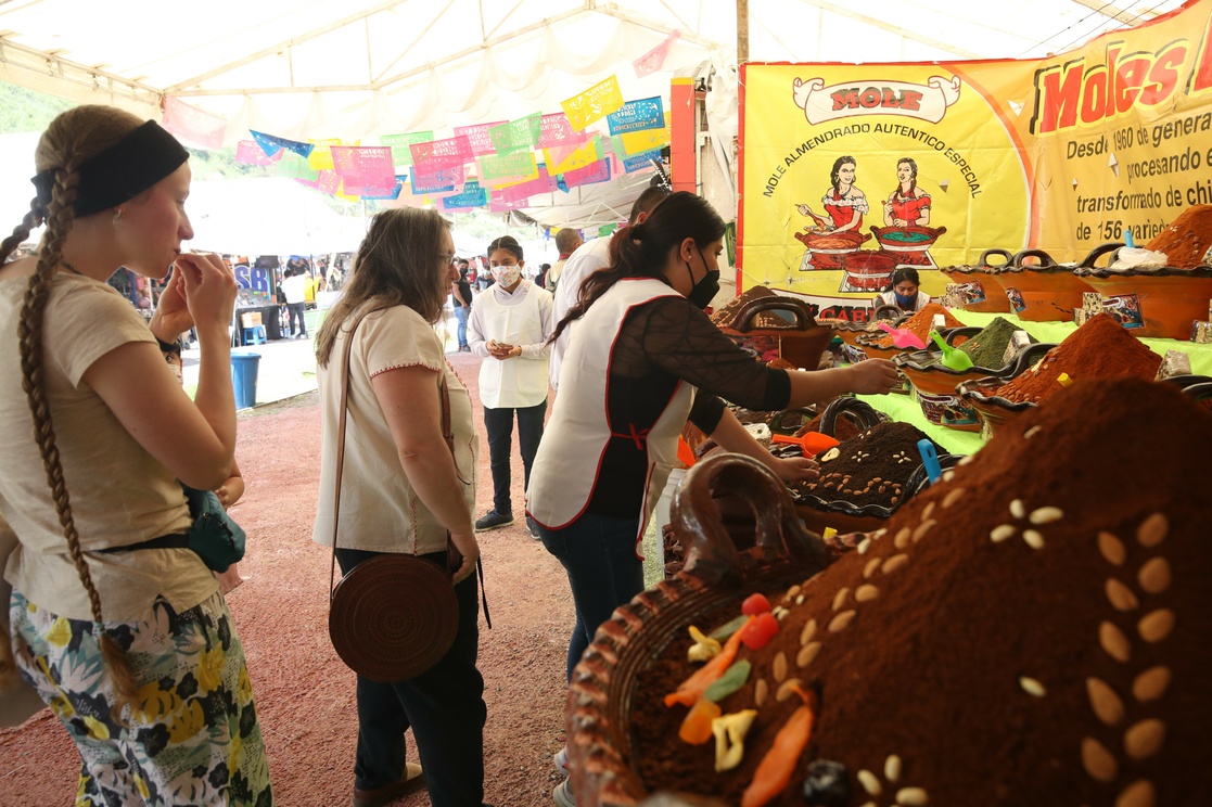 La Jornada Inauguran la Feria del Mole de San Pedro Atocpan