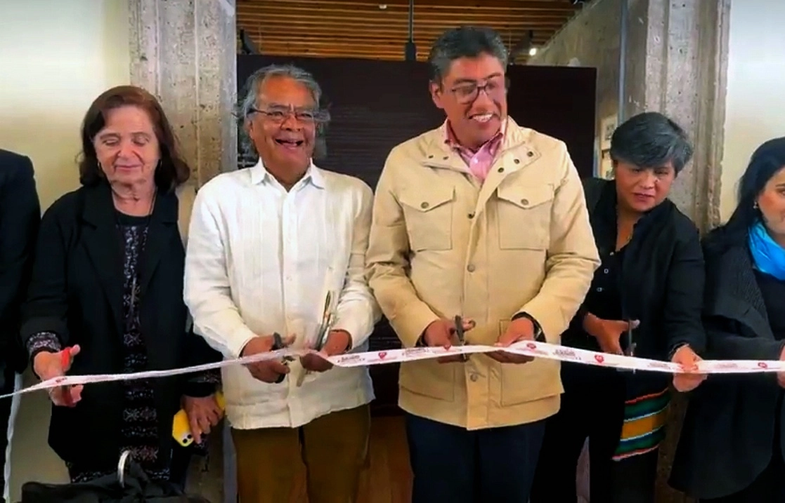 Durante la inauguración de la sala-museo Pedro Valtierra, en el centro cultural “Agora José González Echeverría”, de la ciudad de Fresnillo. Foto La Jornada 