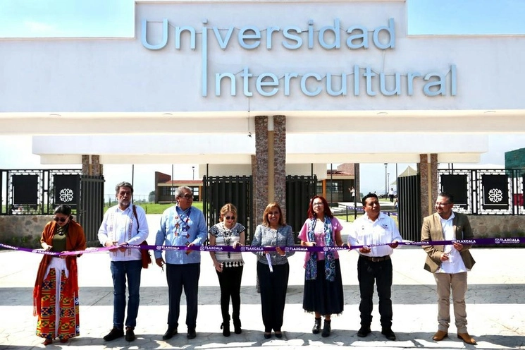 La secretaria de Educación Pública, Leticia Ramírez Amaya, y la gobernadora tlaxcalteca, Lorena Cuéllar Cisneros, en la inauguración de la Universidad Intercultural de Tlaxcala. Foto del Twitter @SEP_mx