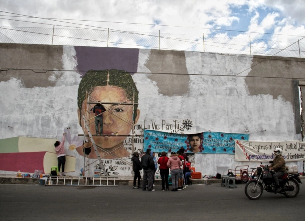 El mural realizado por el dúo ‘La Mal Hablada’ es el tercero del proyecto “Quisieron enterrarnos, pero no sabían que éramos semillas”. Foto Cuartoscuro