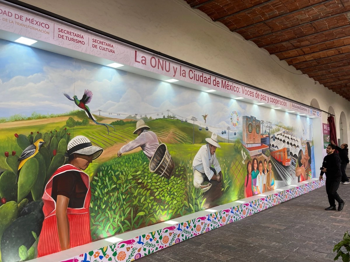 El mural instalado en el Antiguo Colegio de la Santa Cruz, en Tlatelolco, refleja la colaboración de la ONU y el gobierno capitalino en temas de movilidad, educación, sustentabilidad  e igualdad de género. Foto 