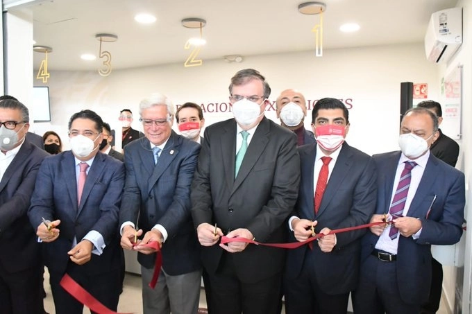 El canciller Marcelo Ebrard (c, der) durante la inauguración de la delegación. Foto Cortesía SRE