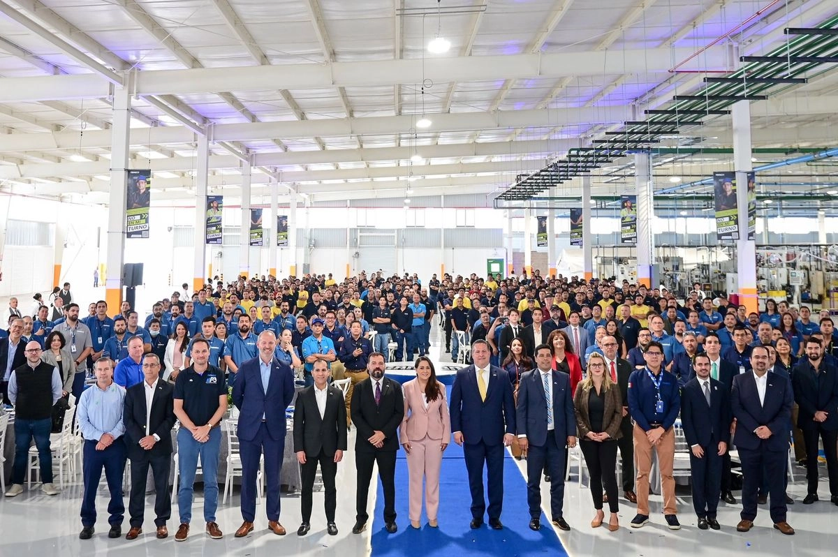 La gobernadora de Aguascalientes, Tere Jiménez (de rosa) acompañó a los empresarios durante la inauguración de la nueva planta de producción de la empresa Tenneco, líder mundial en fabricación de válvulas para la industria automotriz. Foto