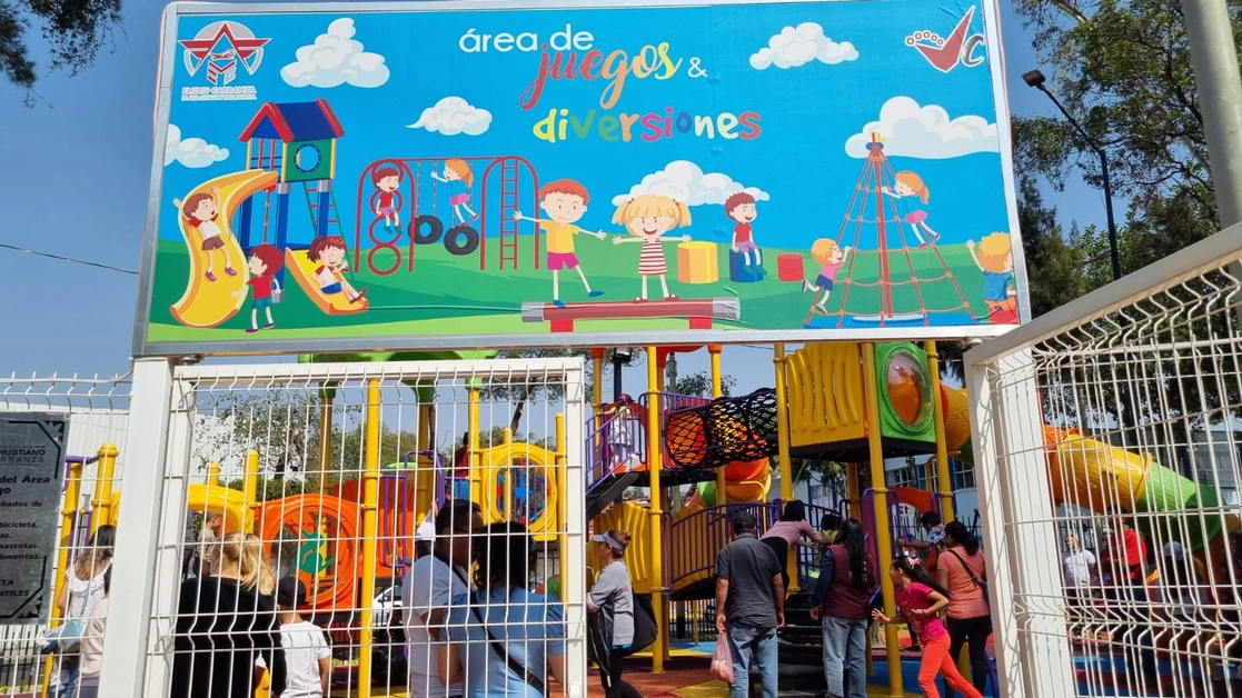 La Plaza Cívica Emilio Carranza cuenta con trenecito, juegos infantiles, tirolesa, puente colgante, paseo canino, fuente danzarina multicolor, nuevas luminarias, entre otros beneficios. Foto cortesía de la alcaldía de Venustiano Carranza  
