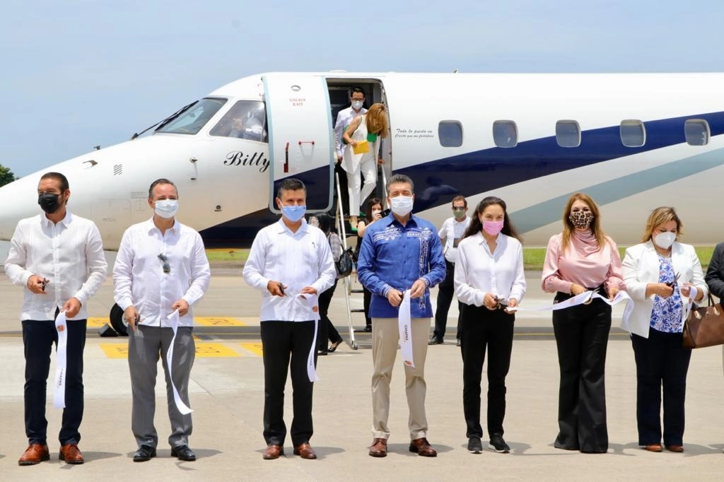 Funcionarios durante la inauguración de la nueva ruta. Foto La Jornada