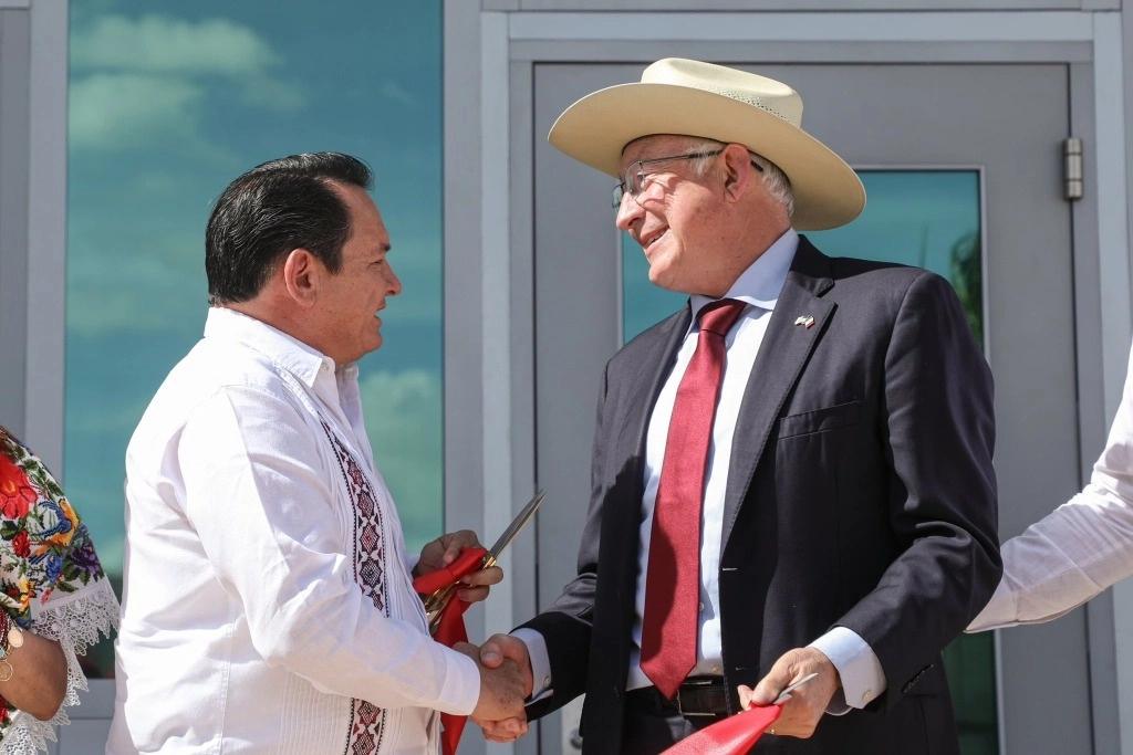 El gobernador y el embajador durante la inauguración. Foto La Jornada