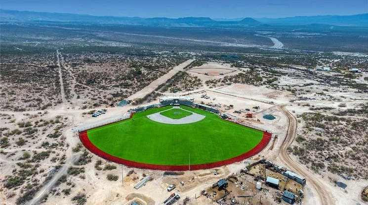 Parque de beisbol en Mazapil, Zacatecas. Foto Alfredo Valadez