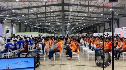 Trabajadores durante la inauguración de la planta. Foto La Jornada
