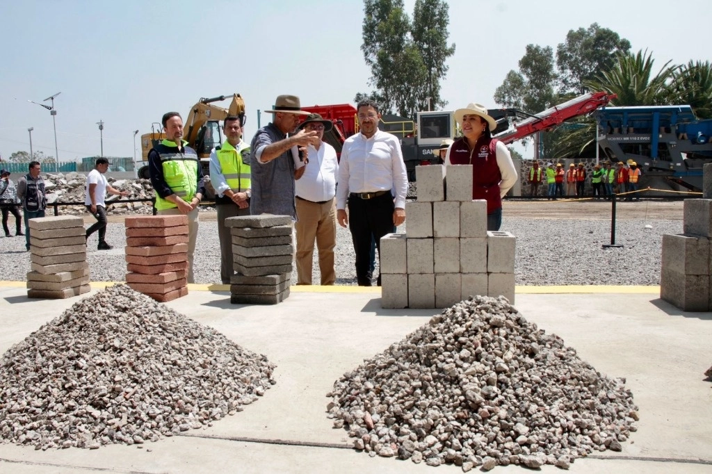 El jefe de gobierno capitalino, Martí Batres, encabeza la inauguración de la Planta Trituradora de Residuos de la Construcción San Lorenzo, en la alcaldía Tláhuac, el 6 de junio de 2024. Foto 'La Jornada'