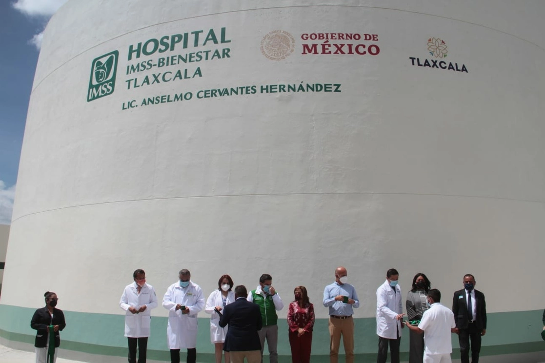 Funcionarios durante la inauguración. Foto La Jornada de Oriente