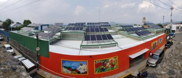 Panorámica del mercado, en el techo se le colocaron paneles solares para ahorrar energía eléctrica. Foto cortesía de la alcaldía