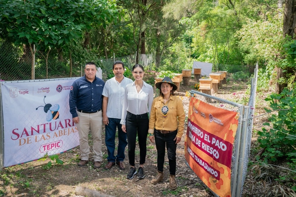 La edil de Tepic, Geraldine Ponce, (tercera de izquierda a derecha) puso en marcha el santuario de abejas, ubicado en la colonia Molinos del Rey. Foto Tomada de https://www.facebook.com/GeraldinePonceMexico 