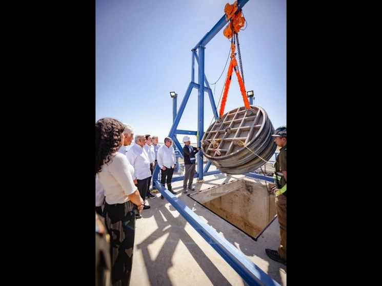 El presidente Andrés Manuel López Obrador (al centro), junto al gobernador de Nuevo León, Samuel García Sepúlveda (a su izquierda), ayer durante la inauguración de la primera parte del acueducto El Cuchillo 2, en el municipio de China. Foto ‘La Jornada’