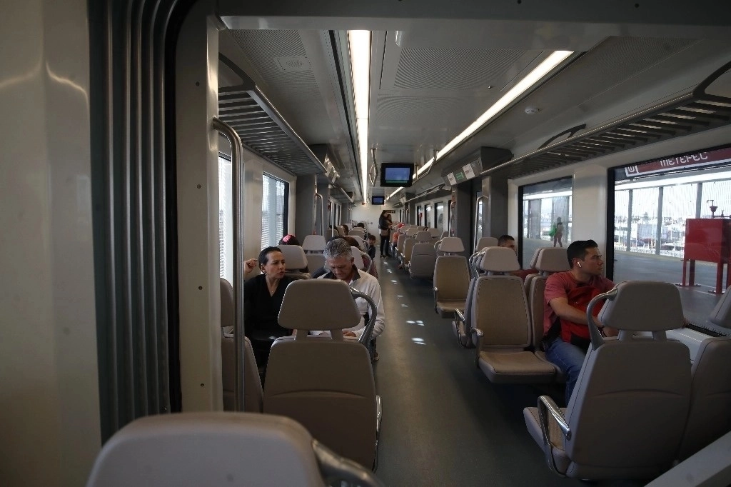 El Tren Interurbano -que comenzó a construirse el 7 de julio de 2014, durante el mandato de Enrique Peña Nieto- contará con una vía eléctrica de 58 kilómetros cuyo costo pasó de  38 mil millones a 116 mil millones de pesos. Foto Yazmín Ortega Cortés 